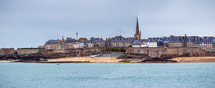 迪纳堡从法国布列塔尼的迪纳德(Dinard)背景