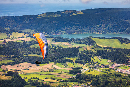 高山滑翔伞蓝色的大西洋群岛高清图片