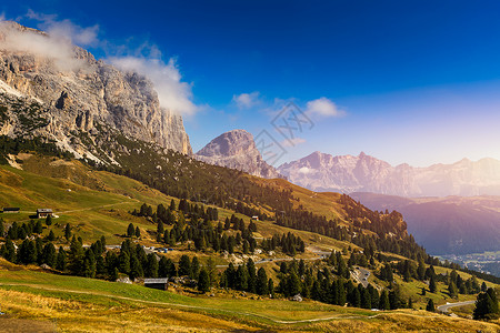 步骤加迪纳加迪纳山口 特伦蒂诺上阿迪杰 意大利 以山为背景的加迪纳山口 位于意大利南蒂罗尔的 Val Badia 和之间的高山山口风景阳光背景