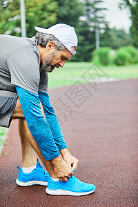 老人跑步锻炼运动健身积极适合健康慢跑赛跑者慢跑运动健康生活方式运动装运动员公园训练享受行动耐力男人娱乐头发背景图片