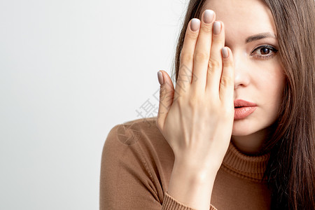 女人用手遮着半张脸手指艺术头发皮肤情感压力成人表情指甲悲伤背景图片