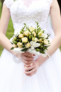 大卫奥斯汀玫瑰新娘手中的婚礼花束仪式玫瑰叶子女性订婚裙子幸福庆典夫妻奢华背景