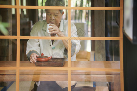 喝茶的年老老年妇女 老年休闲生活习惯 包括闲暇长老休息食物花园退休女性公园女士背景图片
