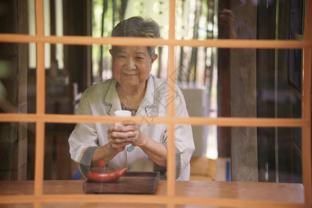 喝茶的年老老年妇女 老年休闲生活习惯 包括食物休息闲暇花园退休女士女性长老公园背景图片