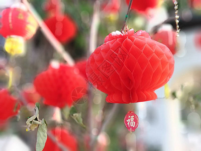 红纸红灯笼 用来庆祝中国新年的辉煌之词装饰品运气红色节日文化灯笼风格装饰财富问候语背景图片