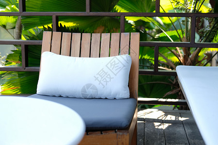 在阳台阳台上放松的木椅和沙发沙发长椅软垫椅子风格座位枕头甲板木头装饰房子背景