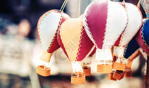 气球晾衣绳以气球形式制作的手工纪念品条纹文化市场空气店铺运输飞机岩石篮子艺术背景