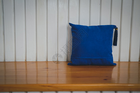 客厅白木椅子上的蓝色蓝枕头背景图片
