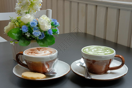 茶叶加叶叶拿铁 艺术和卡布奇诺咖啡早餐泡沫奶油拿铁杯子咖啡牛奶抹茶绿色食物背景图片