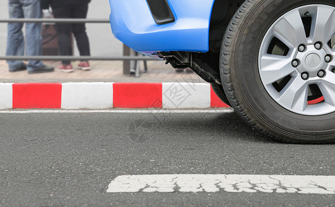 街上红条纹牌处禁止停车红色交通汽油车轮法规安全惩罚侵权警察运输背景图片