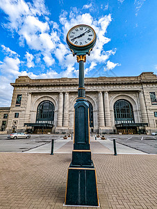 市中心美丽的堪萨斯城市火车站景观办公楼城市车站蓝天地标风景红绿灯街道大都会背景