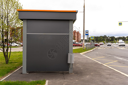 公交设施图片城市内一个空的公交车站 设有广告场所背景