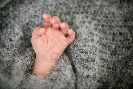 新生婴儿小手孩子手指柔软度宏观指甲家庭童年诞生毯子后代背景图片