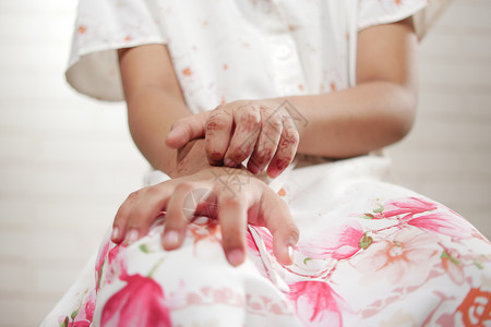 女孩皮肤痒得要命 闭紧细菌过敏痛苦孩子疾病疼痛皮肤科手指皮疹手臂背景图片