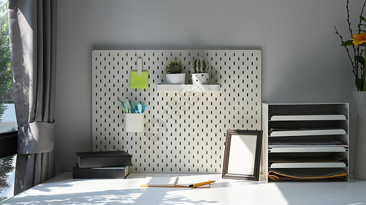 图片框架 用品 家庭种植和家用办公室白桌上的贴纸板背景图片