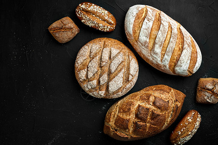 黑色面包面包店黑色黑板背景上的金色质朴硬壳面包和面包国家脆皮焙烤小屋生产厨房面粉平铺食品生意背景