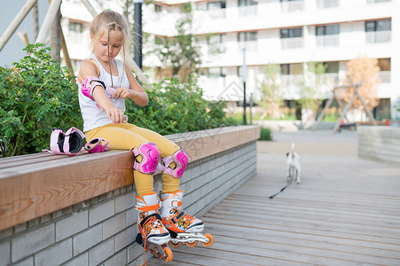 学滑板小女孩学着去户外溜冰孩子们孩子安全公园弯头轮子训练喜悦童年女性背景