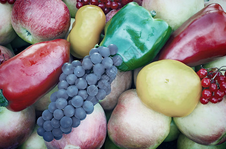 集装箱里有各种大片成熟的水果和蔬菜主体黄色市场营养饮食浆果花园绿色农场红色背景图片