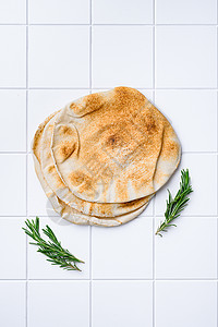 白色陶瓷平方牌桌底面的新鲜烘烤皮果面包盒 顶层视图平铺 有文字复制空间背景图片