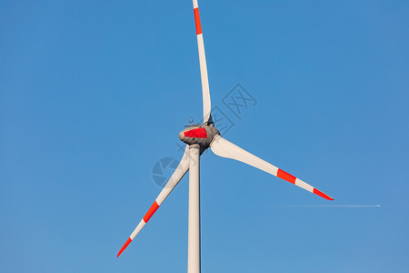 向蓝天特写风力涡轮机的三刀式针轮高清图片