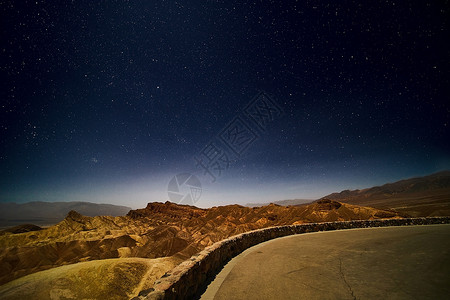 波光艳影在的死谷沙漠山上背景