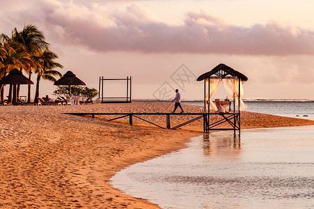 梦幻岛海洋准备在日落时由海边吃浪漫的梦幻晚餐 毛里求斯 印度洋背景