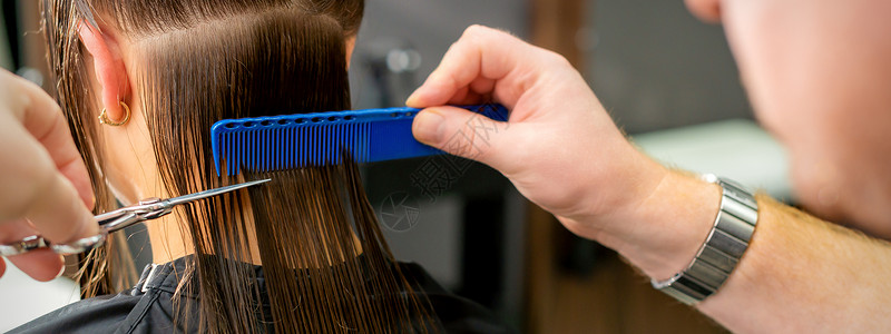 理发师剪长头发女人女孩黑发梳妆台店铺沙龙职业发型理发梳子发型师背景图片