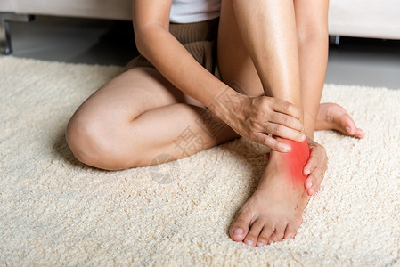 妇女在家脚部感到疼痛 脚踝受伤妇女的脚伤女士女孩身体女性病人韧带解剖学脚趾运动伤害背景