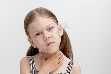 构音障碍儿童用手握喉咙障碍标识学心绞痛小姑娘发音疾病脖子损失沉默演讲背景