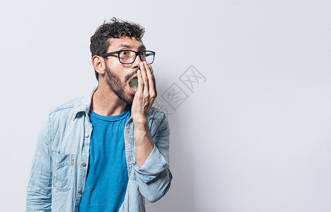 不良习惯有口臭问题的人 有口臭和口臭的人的概念 有口臭和口臭问题的人卫生健康牙齿呼吸人漱口水正畸治疗保健习惯呼吸背景