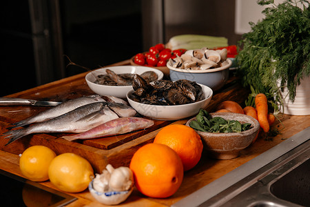 蔬菜旁边桌边的海膜和贝壳高清图片