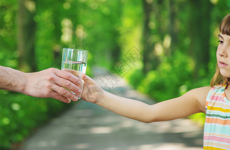 父亲老父亲给孩子一杯淡水 有选择地集中注意力 掌声框架祖母食物母亲幸福情感空气家庭爸爸玻璃背景