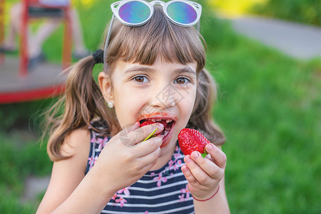 好吃你就多吃点孩子夏天会吃草莓 有选择的专注点快乐水果横幅食物浆果微笑饮食营养乐趣女性背景