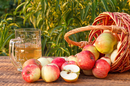 苹果饮料采摘苹果在柳篮里 苹果苹果汁在玻璃杯里桌子饮食果汁收成玻璃酒精水果乡村篮子食物背景