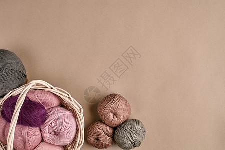 彩色的线条 用来在米底碗里编织毛衣 笑声时尚毛线柳条紫丁香七彩线缠结袜子白纱粉纱工艺背景图片