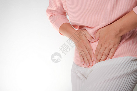 女人手牵着肚子 有月经痛 腹痛 胃痛 白色背景的食物中毒 特写 健康问题膀胱经期女士女性症状身体疾病成人疼痛消化背景图片