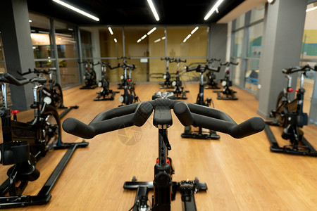 健身自行车车轮运动转向 ym 有氧运动机生活方式 从俱乐部身体运动中有氧运动的概念 适合骑行 运动型背景