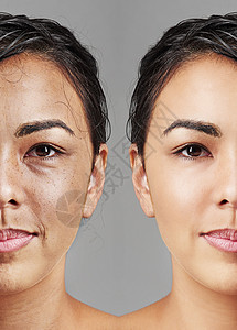 年轻到衰老衰老的过程 一张女人脸的摄影棚照片 一半是老的 另一面是年轻的 头发湿漉漉的 背景是灰色的背景