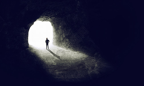 寻找光线 有人从暗隧道中找到出口的一张照片高清图片