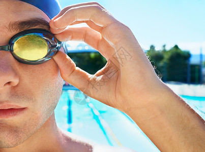 跑向体育优异赛程 一位英俊男性游泳运动员准备参加比赛的肖像男人阳光太阳游泳衣运动训练活力裁剪成人水池背景