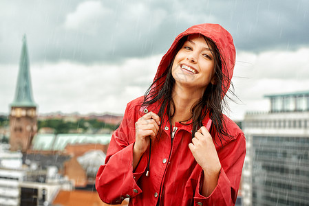 红色雨衣年轻的天气高清图片