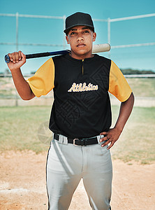 我是来赢球的 一个年轻棒球选手拿着棒球棍 站在球场外面摆姿势的照片背景