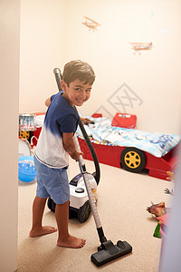 扫地小男孩一个小男孩在家里的卧房吸尘器被射中了背景