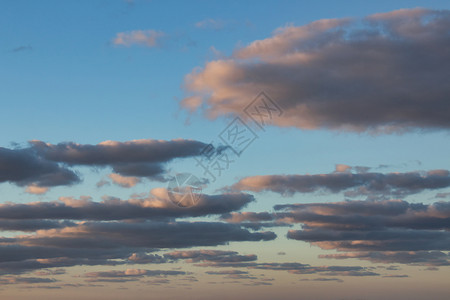 在金色时空 云在蓝色的天空中高清图片