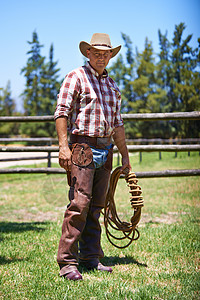 是时候去抓些歹徒了 一个成熟的牛仔在农场户外背景图片
