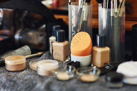 化妆品桌子美容行业工具 在一张桌子上展示了许许多多不同种类的化妆品 被拍摄到背景