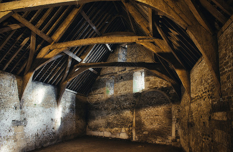 在英格兰一个典型村落内 一个古老的中世纪谷仓高清图片