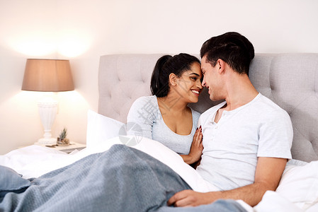 时光请慢点我们只是请病假和抱抱 被一对年轻夫妇在床上度过优美时光的镜头拍到背景