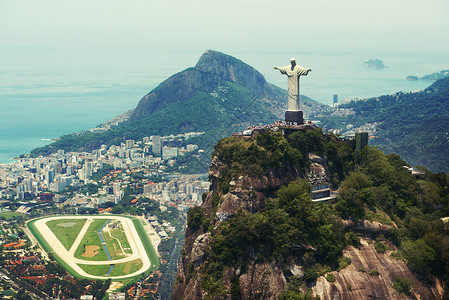 它是巴西基督教的象征 巴西里约热内卢基督救世主纪念碑的镜头背景图片