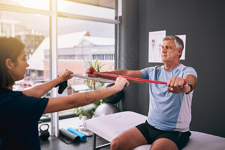 就像这样 一个年轻的女性理疗师给一个成熟的男性病人 注射的针片背景图片